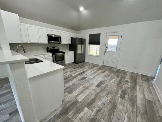 Foto del edificio - NOW AVAILABLE! Energy Efficient home on th...