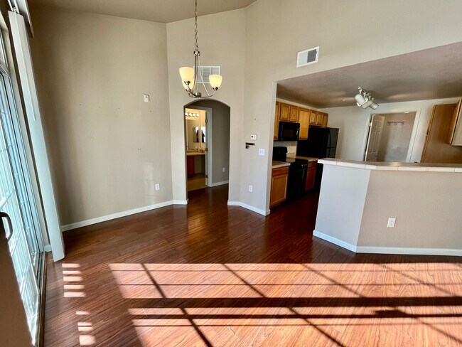 Building Photo - 2 bed 2 bath condo in First Creek Farms