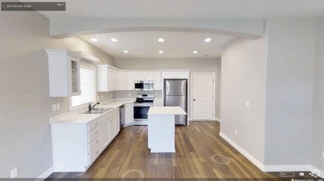 Main floor, kitchen - 565 Pioneer Rd