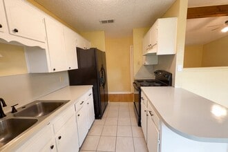 Building Photo - 908 Hackberry St