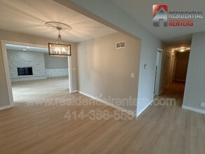 Building Photo - 205 N 165th St