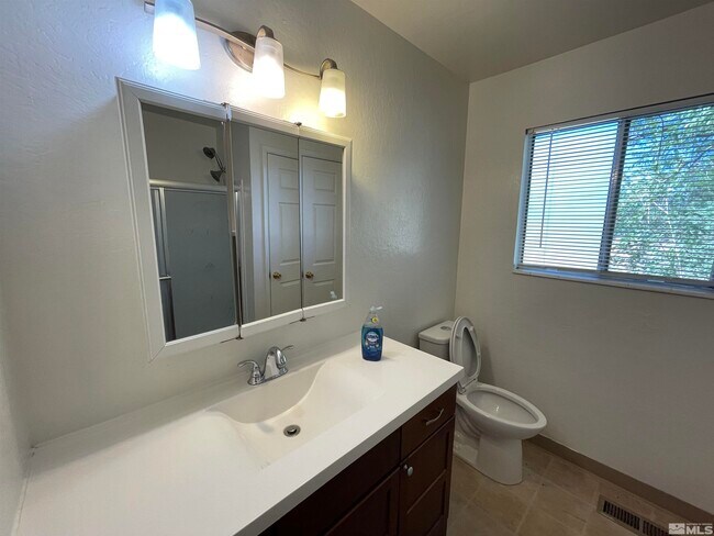 Building Photo - 2735 Lakeside Dr