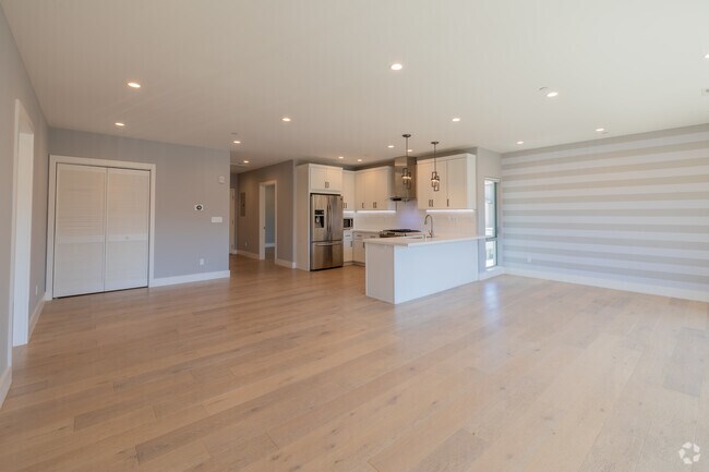 3 habitaciones, 2 baños - 1370 pies cuadrados - Sala de estar - 520 El Camino Real