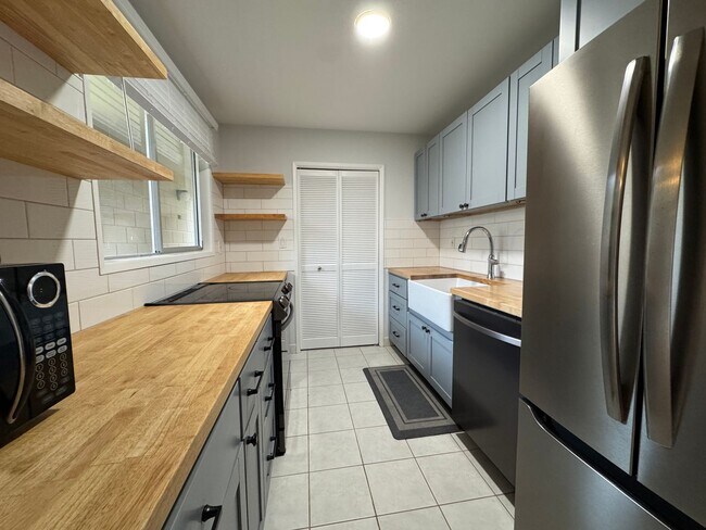 Foto del edificio - 3/2 with 2 car carport East Honolulu