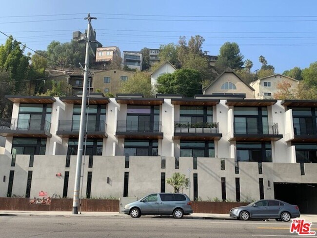 Foto del edificio - 2241 Hyperion Ave