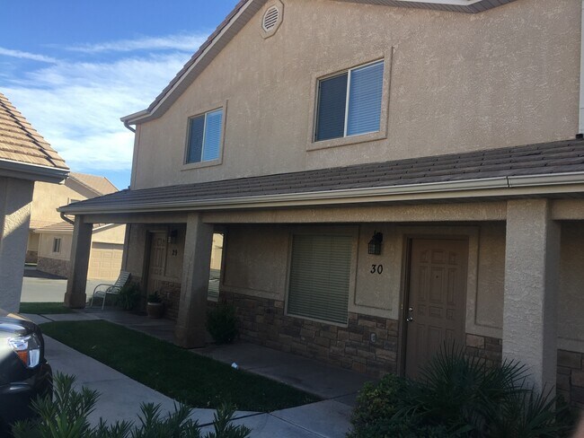 Building Photo - Beautiful Skyhawk Town Home, 1 car garage.