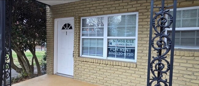Building Photo - 21 Delmont Dr NE