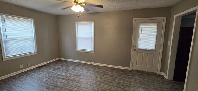 Building Photo - 2 Bedroom/1 Bath with detached garage!