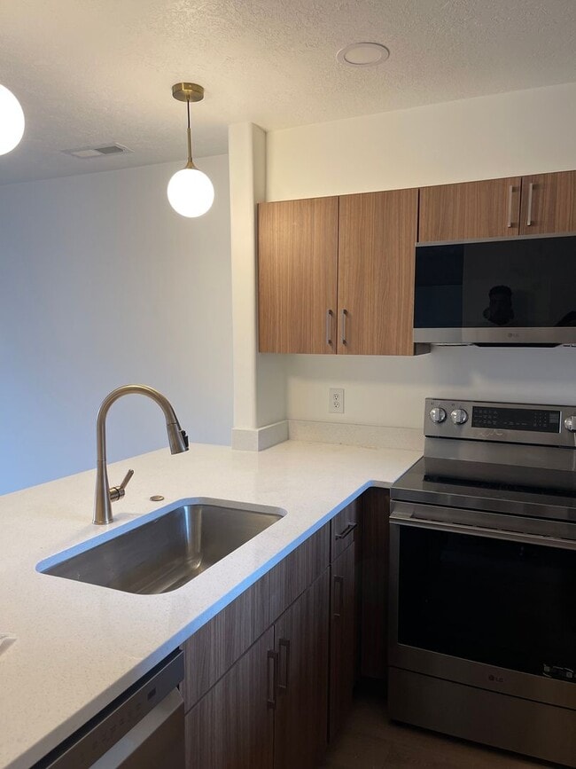 Building Photo - 2 Bedroom/1 Bathroom Condo in Midvale