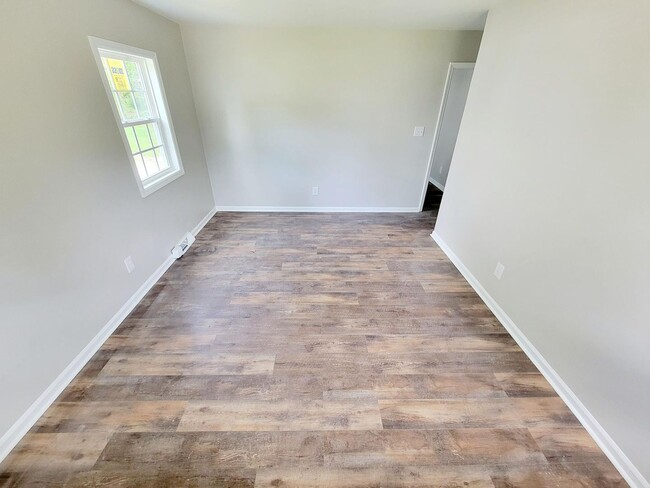 Foto del edificio - 3 Bed 1 Bath Newly Remodeled Home in Burli...