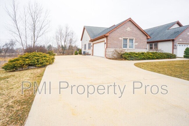 Building Photo - 8962 S Cordgrass Cir E