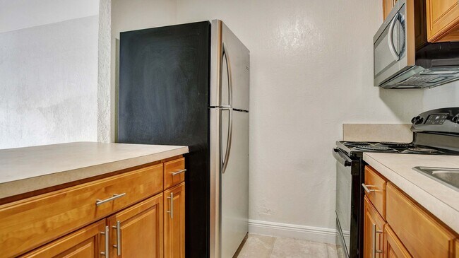 Foto del edificio - 1 Bed 1 Bath with Central Air Pet Friendly with Washer Dryer Hook Ups in Unit only $250 security ...