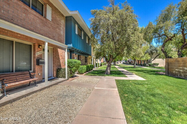 Foto del edificio - 6153 N Granite Reef Rd