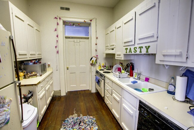 Building Photo - Beautiful Downtown Charleston Apartment