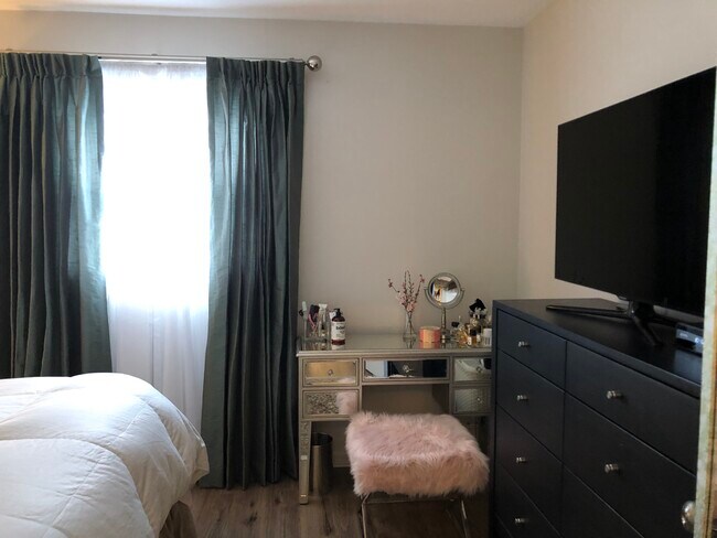 Foto n.° 2 del primer dormitorio - 733 N Western Ave