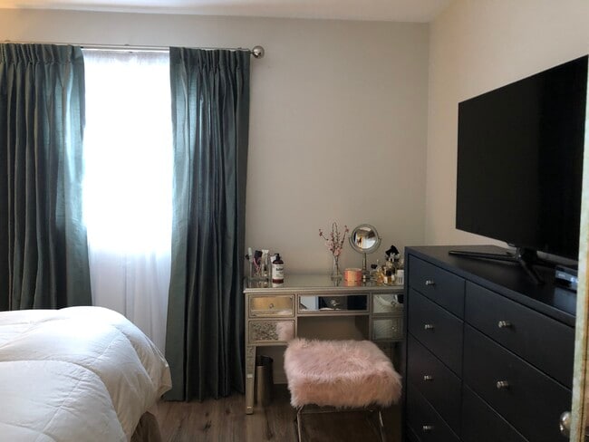 Foto n.° 2 del primer dormitorio - 733 N Western Ave