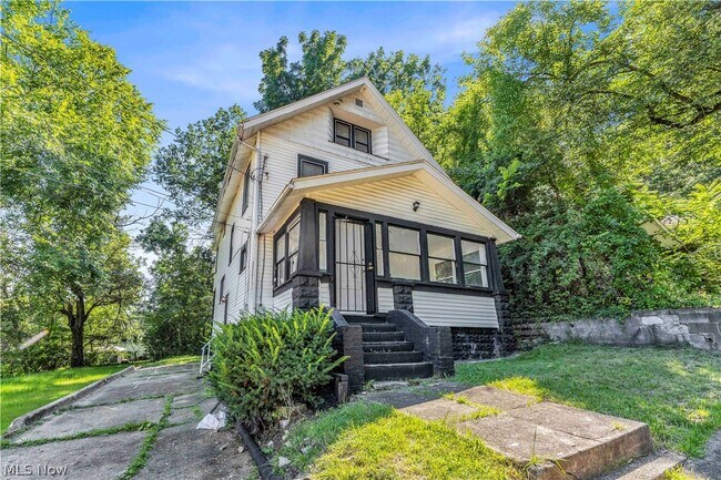 Building Photo - 712 Roselle Ave
