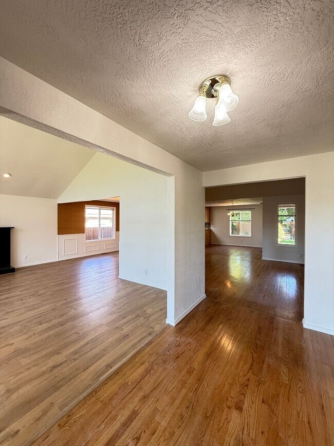 Foto del edificio - Immaculate 3 bedroom, 2 bath home in desirable Medford Neighborhood!