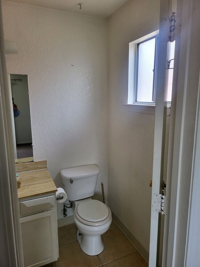 Building Photo - NE 3 Bedroom 1.5 Bath with  2 car garage