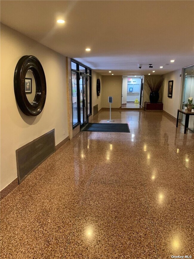 Foto del edificio - 37-30 83rd St