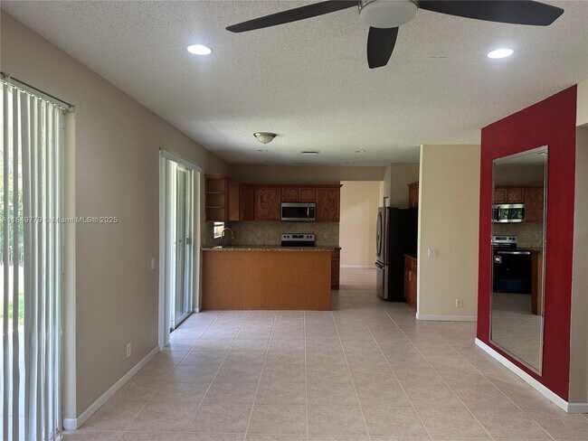 Foto del edificio - 4383 Laurel Ridge Cir