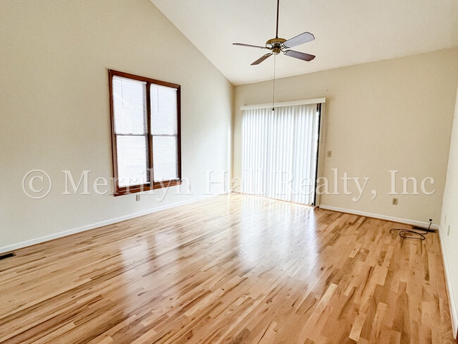 Building Photo - Charming Townhome with Garage! Close to the interstate and shopping!
