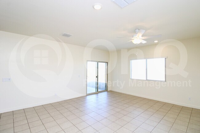 Foto del edificio - 744 E Diamond Dr