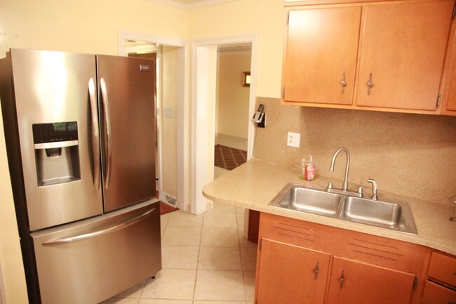 Building Photo - 754 E Washington Ave