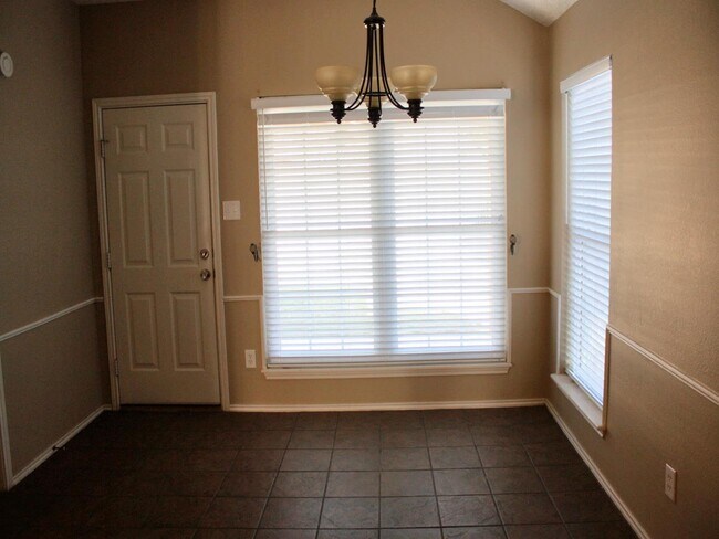 Building Photo - Beautiful House Located In University Pine...