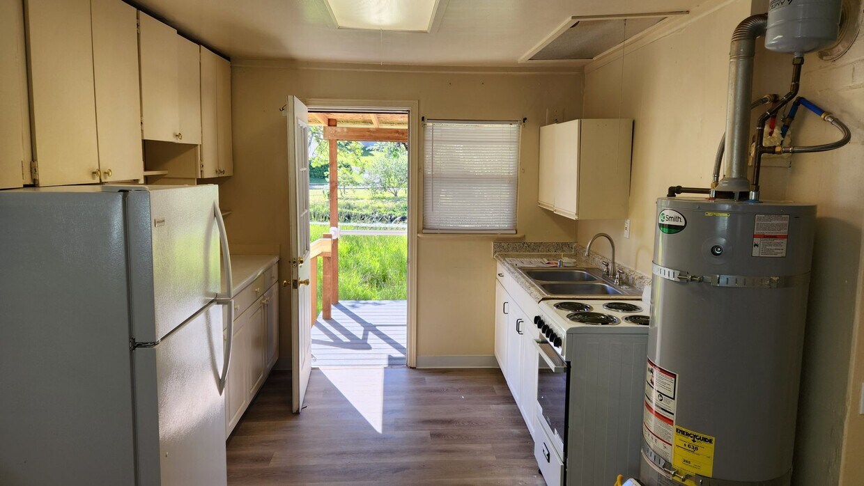 Building Photo - Cute Birch Bay Cottage Right Across the St...