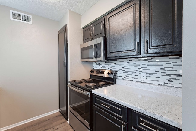 Building Photo - 531 Bedford Rd