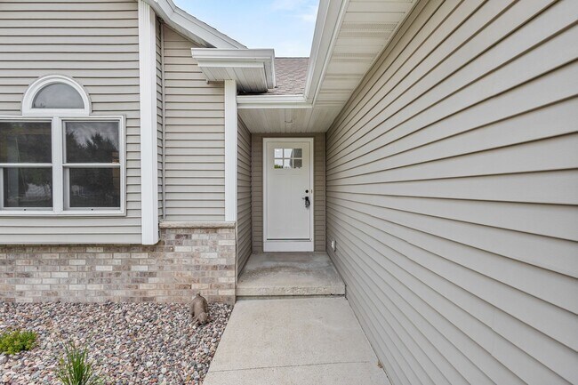 Building Photo - N2460 Benjamin Dr
