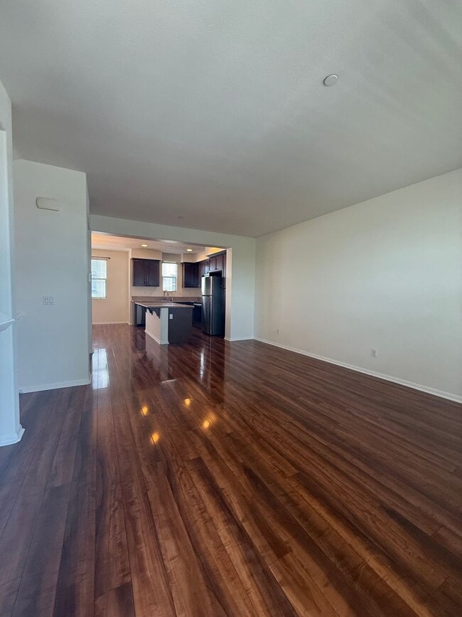 Building Photo - 2 Bedroom, 2.5 Bath Tri-level townhouse in Signal Hill
