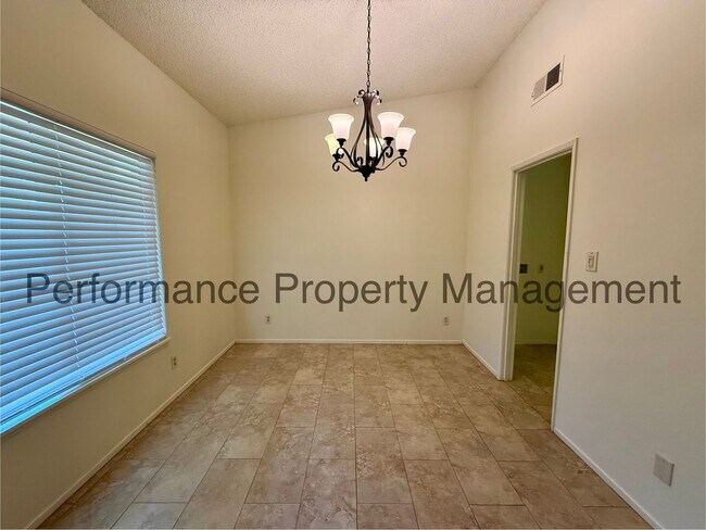 Foto del edificio - Cute 3 Bed/2 Bath SE Bakersfield Home w/ RBP & $0 Deposit Option