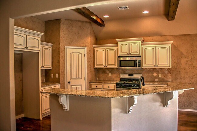 Building Photo - Beautiful 3 bedroom home in Bixby.
