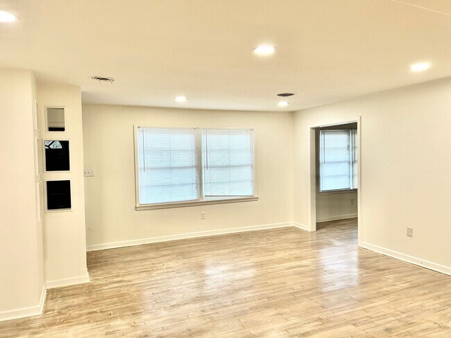 Building Photo - Beautifully Remodeled Home in Mountainview Area