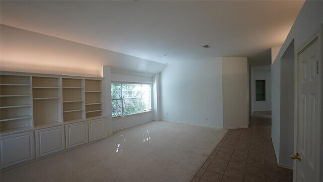 Foto del edificio - 5113 McDade Dr