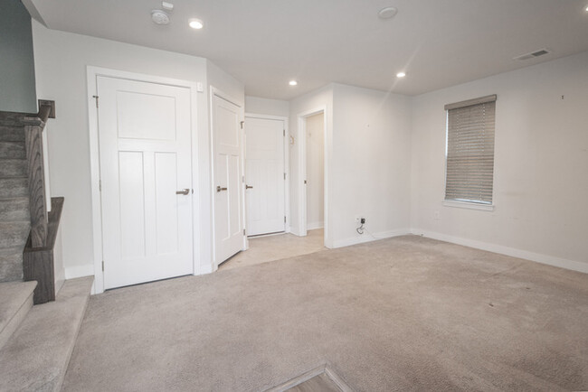 Building Photo - Gorgeous Townhome in Bryan Cove!