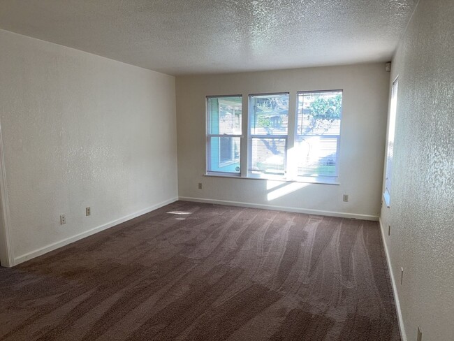 Building Photo - 3 Bedroom 2 Bath Home Located in the Cutte...