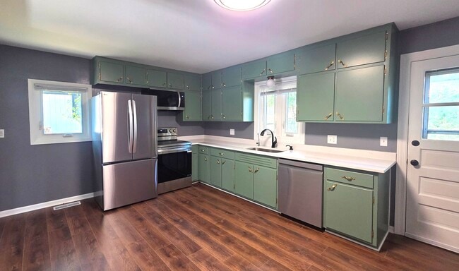 Building Photo - 412 Meadow Ln