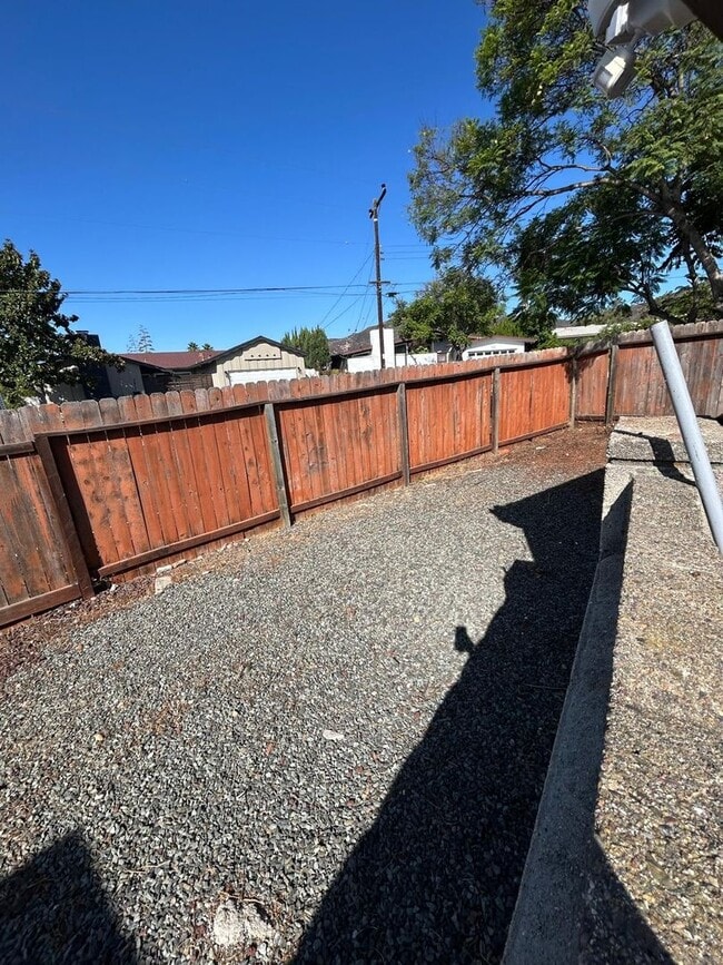 Building Photo - Lovely and spacious 3 bedroom 2 bath home ...