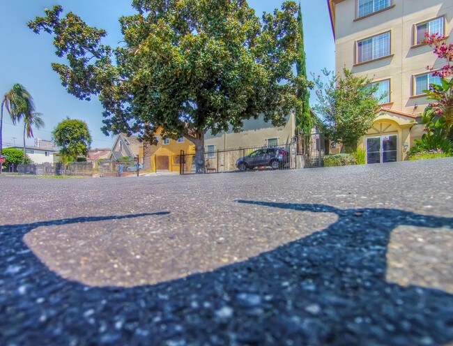 Building Photo - 950 S Gramercy Dr