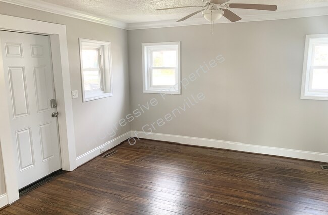 Building Photo - 422 E Blue Ridge Dr