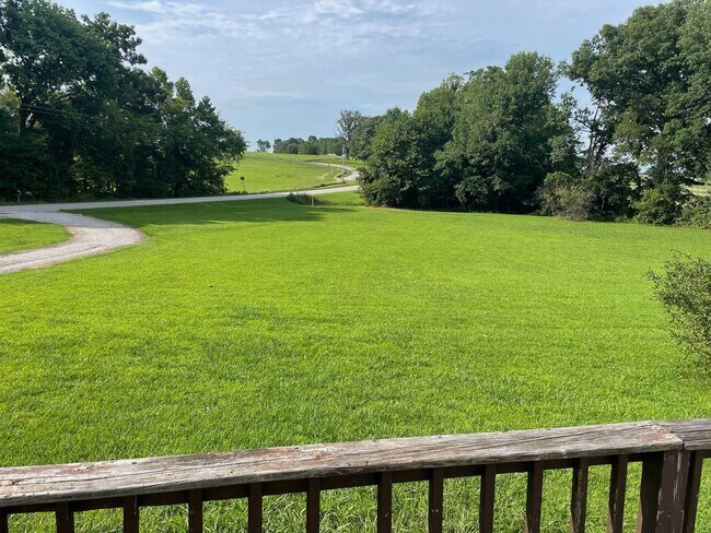 Building Photo - 2 Bed 1 Bath Mobile Home on large lot