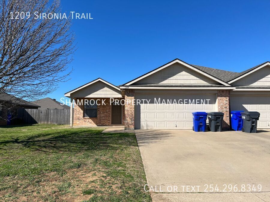 Foto principal - 3 bedroom/2 bath duplex in Midway ISD