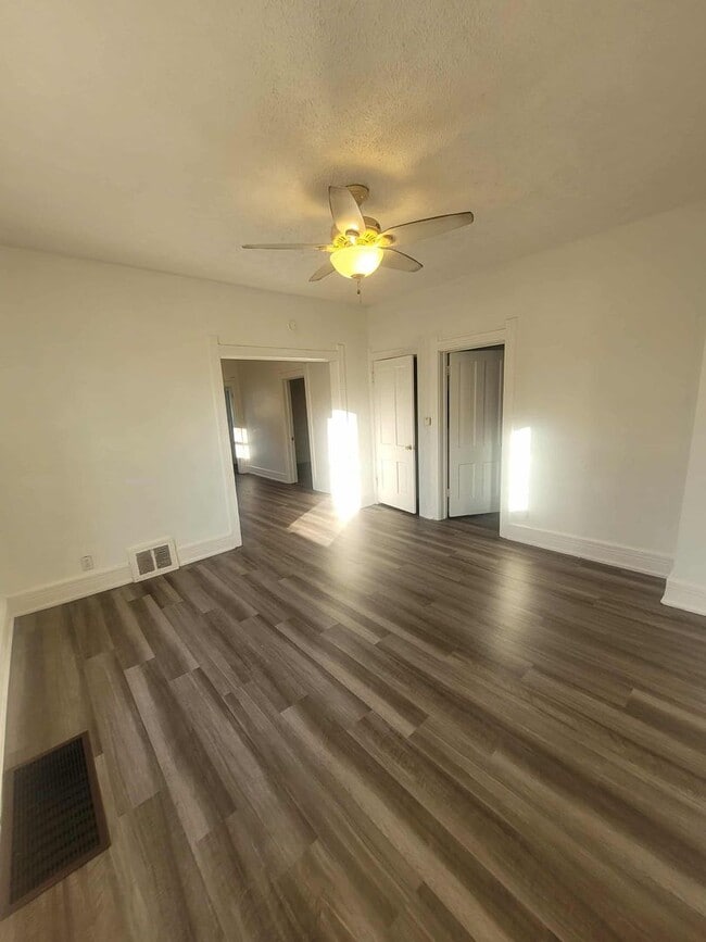 Building Photo - 117 E Reed Ave