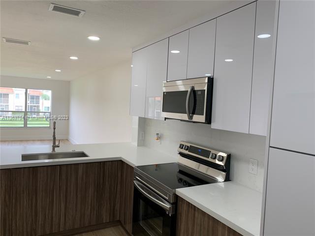 Foto del edificio - 7355 Woodmont Terrace