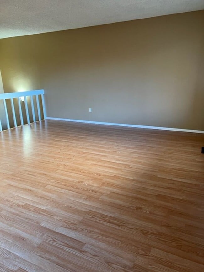 Building Photo - Two bedroom Condo on Westside!! 1 MONTH FREE