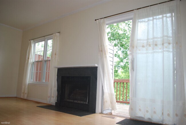 Building Photo - 3 br, 3.5 bath Townhome - 15507 Owens Glen...