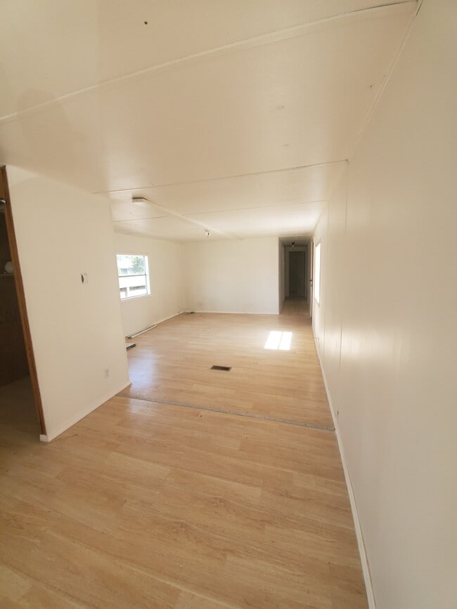 Building Photo - Oaks at Bonham T1